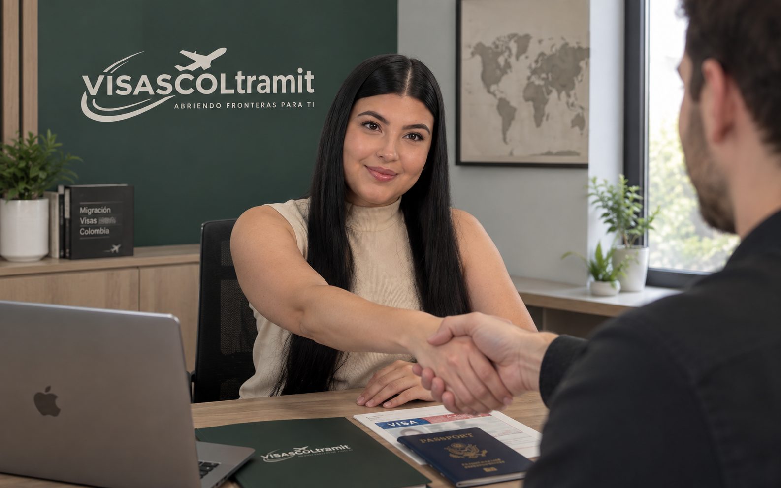 Asesora de VISASCOLtramit dando la mano a un cliente en su oficina